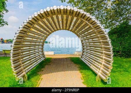 Un tunnel in legno in un parco a bregenz, Austria. Foto Stock