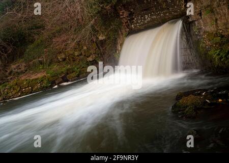 Effusione del fiume Medway, vicino a Tonbridge in Kent, mentre passa attraverso i terreni agricoli Foto Stock