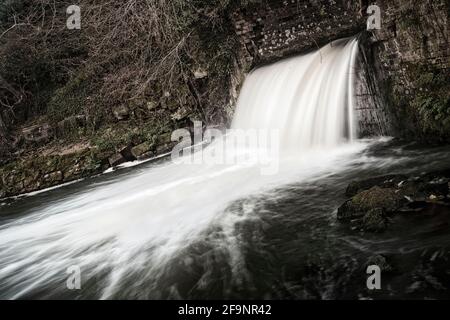 Effusione del fiume Medway, vicino a Tonbridge in Kent, mentre passa attraverso i terreni agricoli Foto Stock