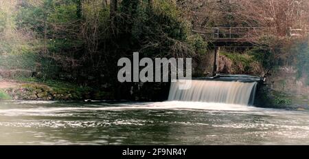 Effusione del fiume Medway, vicino a Tonbridge in Kent, mentre passa attraverso i terreni agricoli Foto Stock