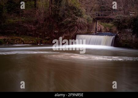 Effusione del fiume Medway, vicino a Tonbridge in Kent, mentre passa attraverso i terreni agricoli Foto Stock