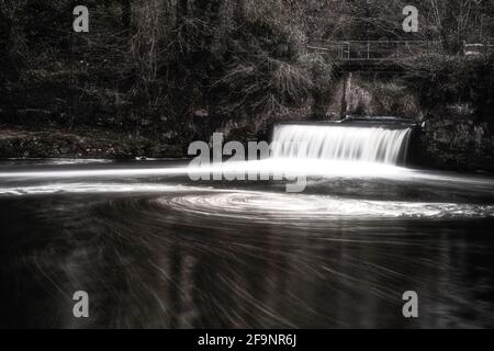 Effusione del fiume Medway, vicino a Tonbridge in Kent, mentre passa attraverso i terreni agricoli Foto Stock