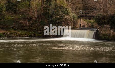 Effusione del fiume Medway, vicino a Tonbridge in Kent, mentre passa attraverso i terreni agricoli Foto Stock