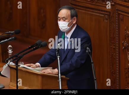 Tokyo, Giappone. 20 Apr 2021. Il primo ministro giapponese Yoshihide Suga ha tenuto un discorso alla sessione plenaria della Camera bassa a Tokyo martedì 20 aprile 2021. Suga tornò dagli Stati Uniti il 18 aprile quando incontrò il presidente degli Stati Uniti Joe Biden come primo leader straniero. Credit: Yoshio Tsunoda/AFLO/Alamy Live News Foto Stock