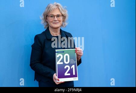 Berlino, Germania. 20 Apr 2021. Christine Lambrecht (SPD), Ministro federale della giustizia, presenta la relazione sulla situazione dei consumatori alla Conferenza federale della stampa. Credit: Bernd von Jutrczenka/dpa/Alamy Live News Foto Stock