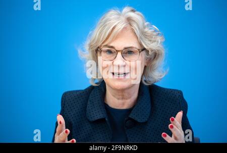 Berlino, Germania. 20 Apr 2021. Christine Lambrecht (SPD), Ministro federale della giustizia, presenta la relazione sulla situazione dei consumatori alla Conferenza federale della stampa. Credit: Bernd von Jutrczenka/dpa/Alamy Live News Foto Stock