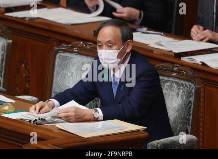 Tokyo, Giappone. 20 Apr 2021. Il primo ministro giapponese Yoshihide Suga partecipa alla sessione plenaria della Camera inferiore a Tokyo martedì 20 aprile 2021. Suga tornò dagli Stati Uniti il 18 aprile quando incontrò il presidente degli Stati Uniti Joe Biden come primo leader straniero. Credit: Yoshio Tsunoda/AFLO/Alamy Live News Foto Stock