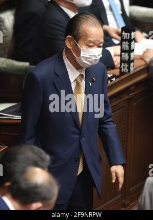 Tokyo, Giappone. 20 Apr 2021. Toshihiro Nikai, Segretario Generale del Partito Liberale democratico (LDP), arriva alla sessione plenaria della Camera bassa a Tokyo martedì 20 aprile 2021. Suga tornò dagli Stati Uniti il 18 aprile quando incontrò il presidente degli Stati Uniti Joe Biden come primo leader straniero. Credit: Yoshio Tsunoda/AFLO/Alamy Live News Foto Stock