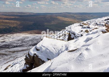 Neve sul bordo settentrionale di Kinder Scout, High Peak, Derbyshire, Inghilterra. Foto Stock