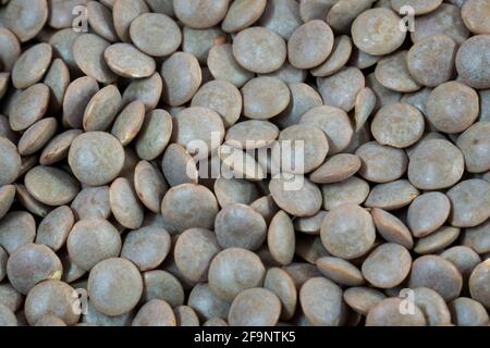 Uno sfondo pieno di lenticchie nere indiane anche chiamato Masoor Dal Foto Stock