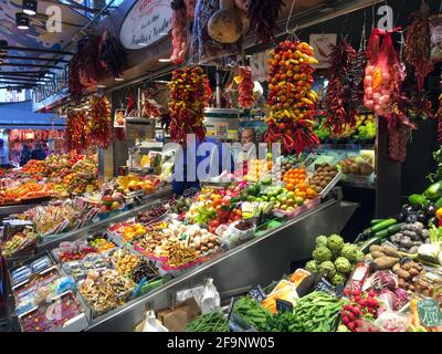 Frutta e verdura in vendita a la Boqueria, un grande mercato pubblico nel quartiere Ciutat Vella di Barcellona, Spagna. Foto Stock