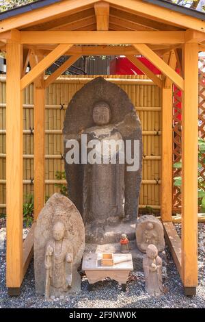 tokyo, giappone - marzo 25 2021: Santuario in legno dedicato a Jizo bodhisattva simbolo di pietà filiale per proteggere i bambini che detengono un personale di peltro e wweari Foto Stock