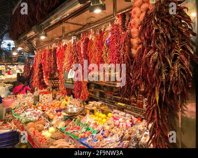 Frutta e verdura in vendita a la Boqueria, un grande mercato pubblico nel quartiere Ciutat Vella di Barcellona, Spagna. Foto Stock