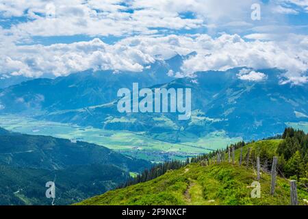 Vista delle alpi lungo il famoso sentiero escursionistico Pinzgauer spaziergang vicino Zell am See, regione di Salisburgo, Austria. Foto Stock