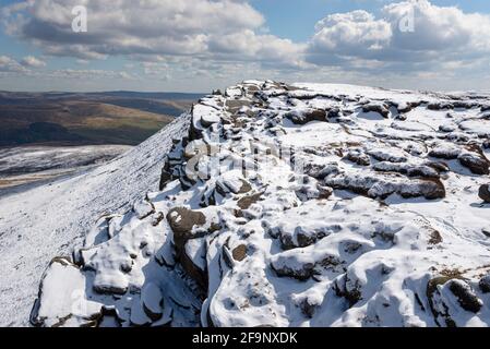 Neve sul bordo settentrionale di Kinder Scout, High Peak, Derbyshire, Inghilterra. Foto Stock