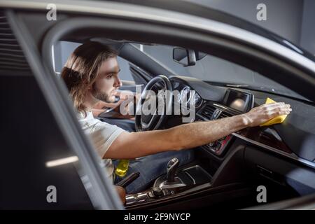 Uomo seduto al posto di guida dell'auto Foto Stock