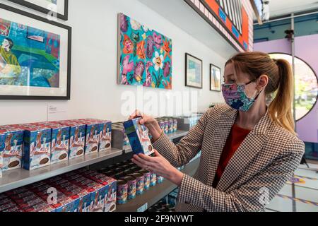 Londra, Regno Unito. 20 aprile 2021. Scatola di riso di Joey Yu. Un membro dello staff si pone alla riapertura del negozio del Design Museum di Kensington High Street, contrassegnato da un supermercato pop-up, avvolto nello stile visivo e nei colori unici del designer Camille Walala. Per cinque giorni, prodotti quali barattoli di fagioli, tè, caffè, pane, salsa di pasta, avena di porridge, riso, carta igienica e detersivo liquido sono in vendita e confezionati in opere d'arte create da una linea di artisti emergenti. Credit: Stephen Chung / Alamy Live NE Foto Stock