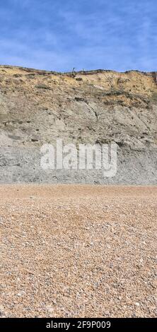 Scogliere instabili a seguito della caduta della scogliera a Seatown, persone mostrate vicino al bordo della scogliera e piedi dondolanti sopra Foto Stock