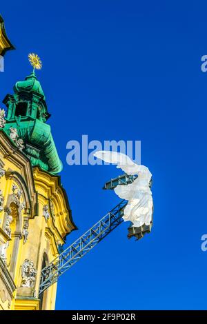 La chiesa di Ursulinenkirche si trova in via Landstrasse nella città austriaca di Linz con una scultura di angelo bianco durante la mostra di hohenrausch. Foto Stock