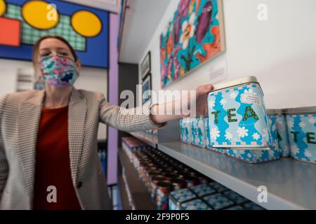 Londra, Regno Unito. 20 aprile 2021. Tea Tin di Katherine Plumb. Un membro dello staff si pone alla riapertura del negozio del Design Museum di Kensington High Street, contrassegnato da un supermercato pop-up, avvolto nello stile visivo e nei colori unici del designer Camille Walala. Per cinque giorni, prodotti quali barattoli di fagioli, tè, caffè, pane, salsa di pasta, avena di porridge, riso, carta igienica e detersivo liquido sono in vendita e confezionati in opere d'arte create da una linea di artisti emergenti. Credit: Stephen Chung / Alamy Live NE Foto Stock