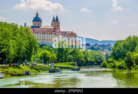 Vista dell'abbazia di melk in austria da una barca ponte Foto Stock