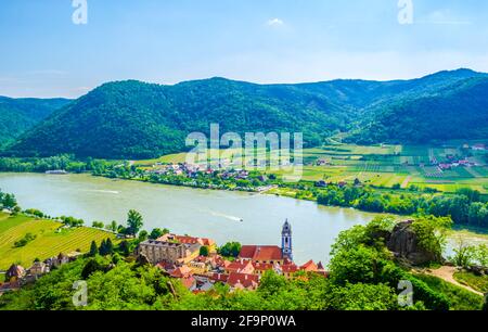 Veduta aerea del villaggio Durnstein situato nella valle di wachau in Austria Foto Stock