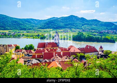 Vista panoramica aerea del villaggio Durnstein situato nella valle di wachau In Austria Foto Stock