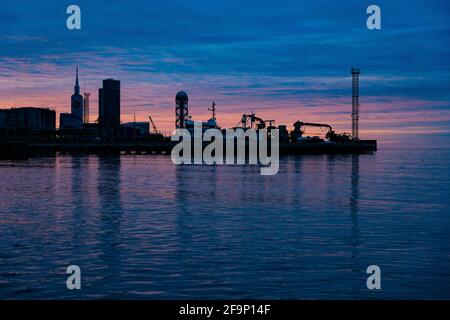 Tramonto arancione-blu sullo sfondo della città Foto Stock