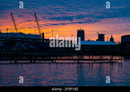 Tramonto arancione-blu sullo sfondo della città Foto Stock