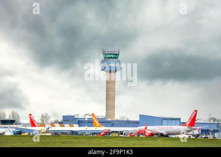 East Midlands Airport traffico radio aereo Torre di controllo e aerei in attesa di lasciare moderna pista terminale con tempesta nuvola cielo dietro. Foto Stock