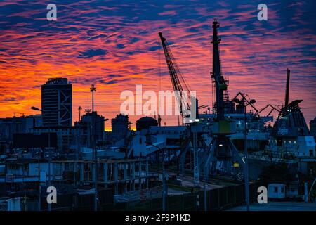 Tramonto arancione-blu sullo sfondo della città Foto Stock