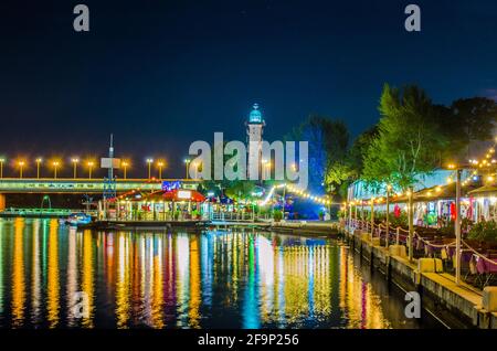 Vista notturna dei ristoranti sulla riva del fiume donau vicino a VIC e Donauturm a Vienna, Austria. Foto Stock