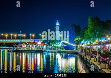 Vista notturna dei ristoranti sulla riva del fiume donau vicino a VIC e Donauturm a Vienna, Austria. Foto Stock