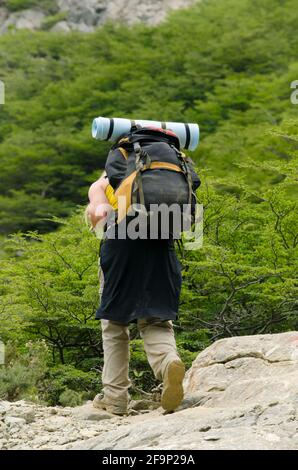 backpacker fare trekking. arrampicata la montagna in solitudine. Palestra all'aperto Foto Stock