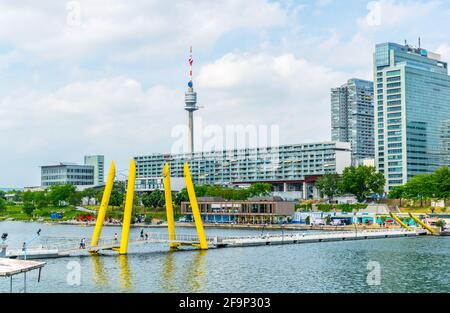 Vista su un ponte galleggiante sul danubio vicino a VIC e Donauturm a Vienna, Austria. Foto Stock