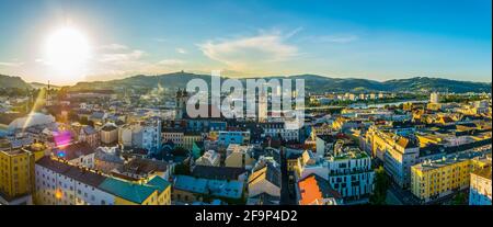 Vista aerea della città austriaca di Linz, tra cui la vecchia cattedrale, lo schlossmusem e la basilica del postlingberg. Foto Stock