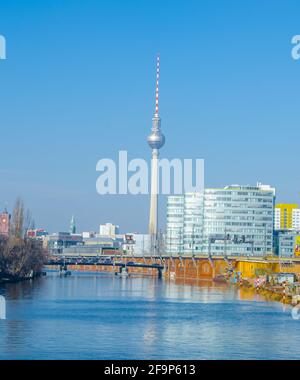 vista della parte industriale di berlino vicino alla galleria lato est dalla quale è possibile osservare fernsehturm e il municipio rosso dietro il fiume sprea. Foto Stock