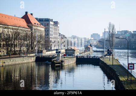 vista del muhlendamm schleuse sluice che aiuta le barche a sorpassare diversi livelli di fiume sprea a berlino. Foto Stock