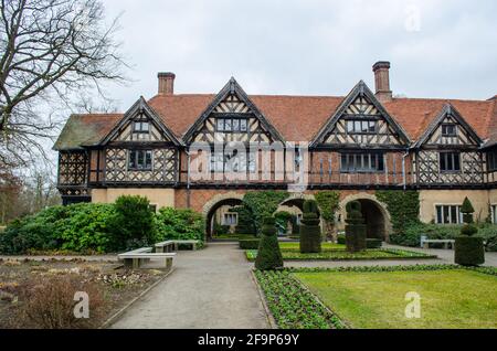 vista del palazzo cecilienhof a potsdam, dove stalin, churchill e truman hanno tenuto una conferenza che ha determinato la divisione dell'europa dopo la seconda guerra mondiale. Foto Stock