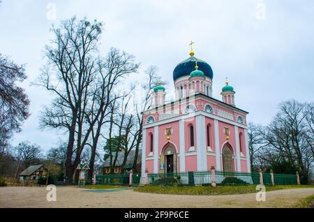 vista della chiesa ortodossa rosa situata vicino all'ex colonia russa alexandrowka a potsdam, germania. Foto Stock