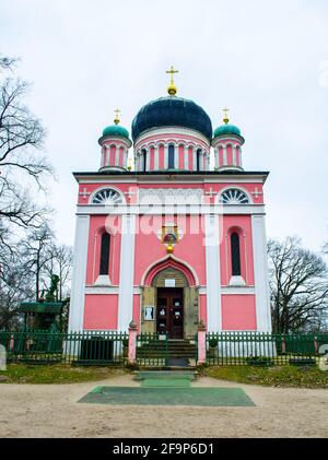 vista della chiesa ortodossa rosa situata vicino all'ex colonia russa alexandrowka a potsdam, germania. Foto Stock