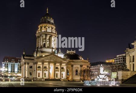 vista notturna della cattedrale deutscher dom situata sulla gendarmenplatz a berlino. Foto Stock