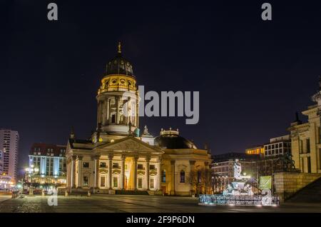 vista notturna della cattedrale deutscher dom situata sulla gendarmenplatz a berlino. Foto Stock