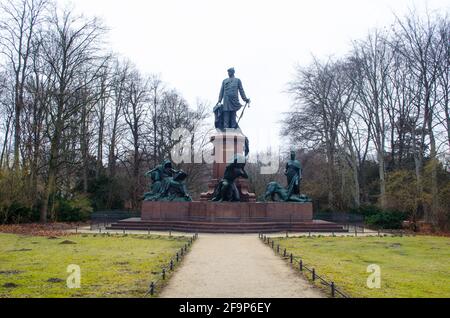 statua di otto von bismarck situata vicino colonna siegersaule a berlino. Foto Stock