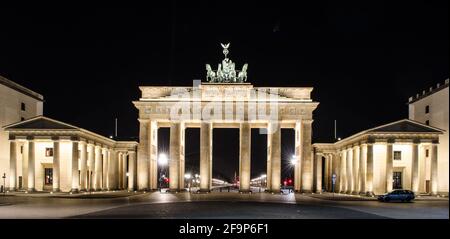 vista notturna del branderburgen tor a berlino. Foto Stock