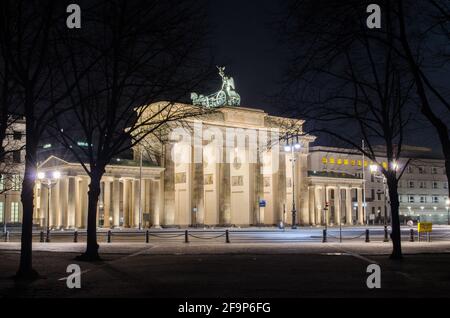 vista notturna del branderburgen tor a berlino. Foto Stock