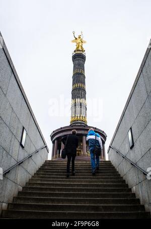 due uomini stanno salendo la scalinata sulla strada per la colonna siegessaule a berlino. Foto Stock