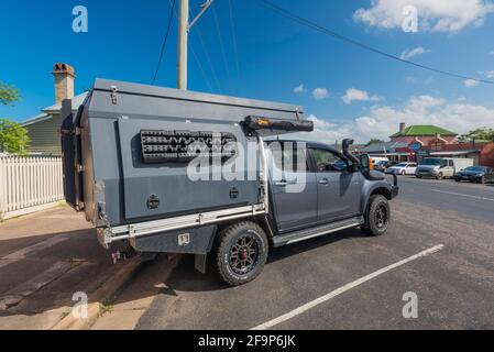 Un Isuzu Dual Cab LS 4 ruote motrici top con uno snorkeling, tenda sul tetto e un kit campeggio montato sul vassoio posteriore, parcheggiato a Pambola Australia Foto Stock