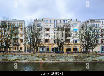 case a pannelli di nuova costruzione sulla riva del fiume sprea a berlino. Foto Stock
