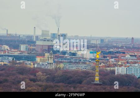 vista aerea del quartiere siegessaule e industriale di berlino alle sue spalle. Foto Stock